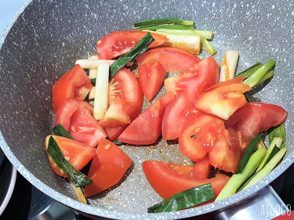 簡單食譜：番茄蛋花湯 用蔥燒出湯底 減肥者可喝