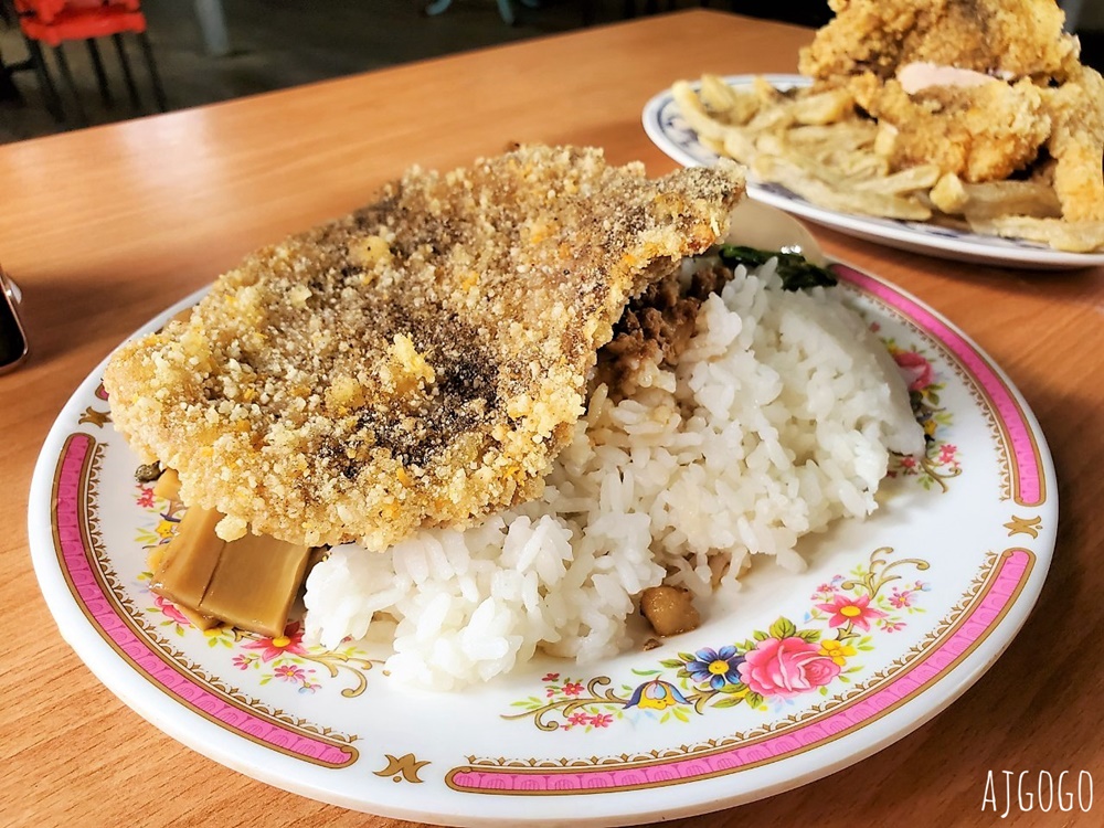 拉拉山美食:阿霞/阿蘭小吃 有便宜合菜、排骨飯、炸雞排