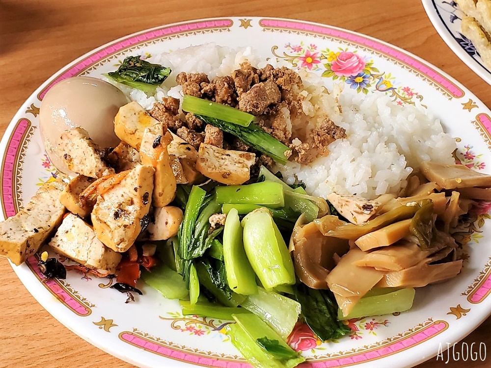 拉拉山美食:阿霞/阿蘭小吃 有便宜合菜、排骨飯、炸雞排