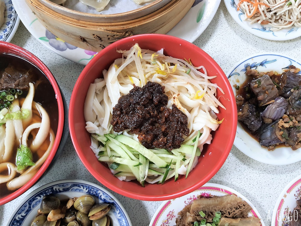 南投美食 梅園餡餅粥 中興新村人氣餐廳 小菜、豬肉蒸餃、酸辣湯好吃