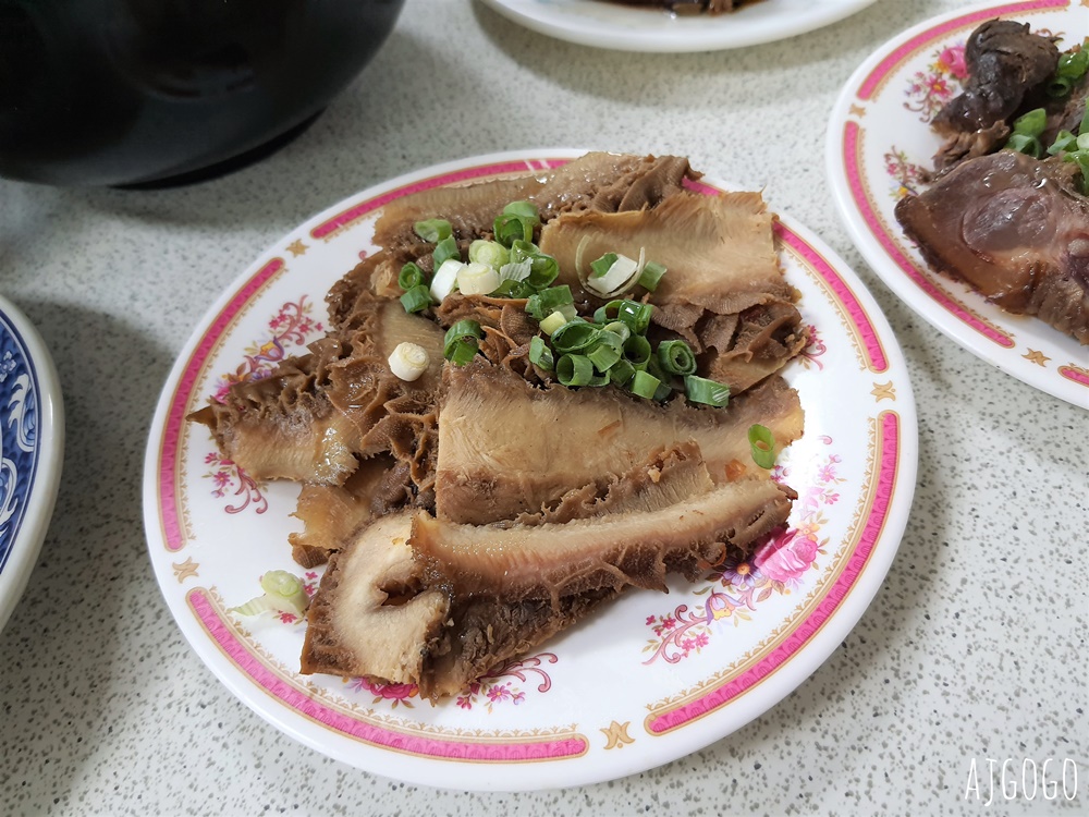 南投美食 梅園餡餅粥 中興新村人氣餐廳 小菜、豬肉蒸餃、酸辣湯好吃