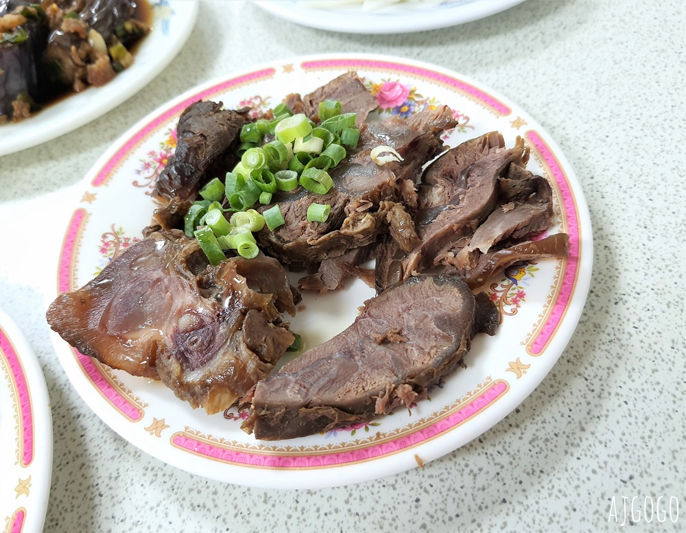 南投美食 梅園餡餅粥 中興新村人氣餐廳 小菜、豬肉蒸餃、酸辣湯好吃