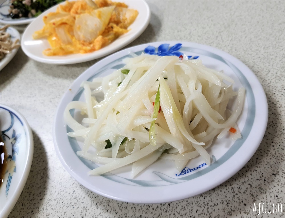 南投美食 梅園餡餅粥 中興新村人氣餐廳 小菜、豬肉蒸餃、酸辣湯好吃