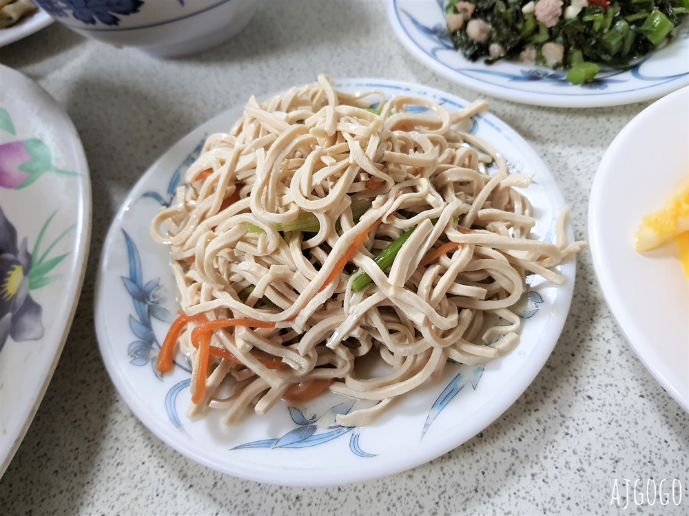 南投美食 梅園餡餅粥 中興新村人氣餐廳 小菜、豬肉蒸餃、酸辣湯好吃