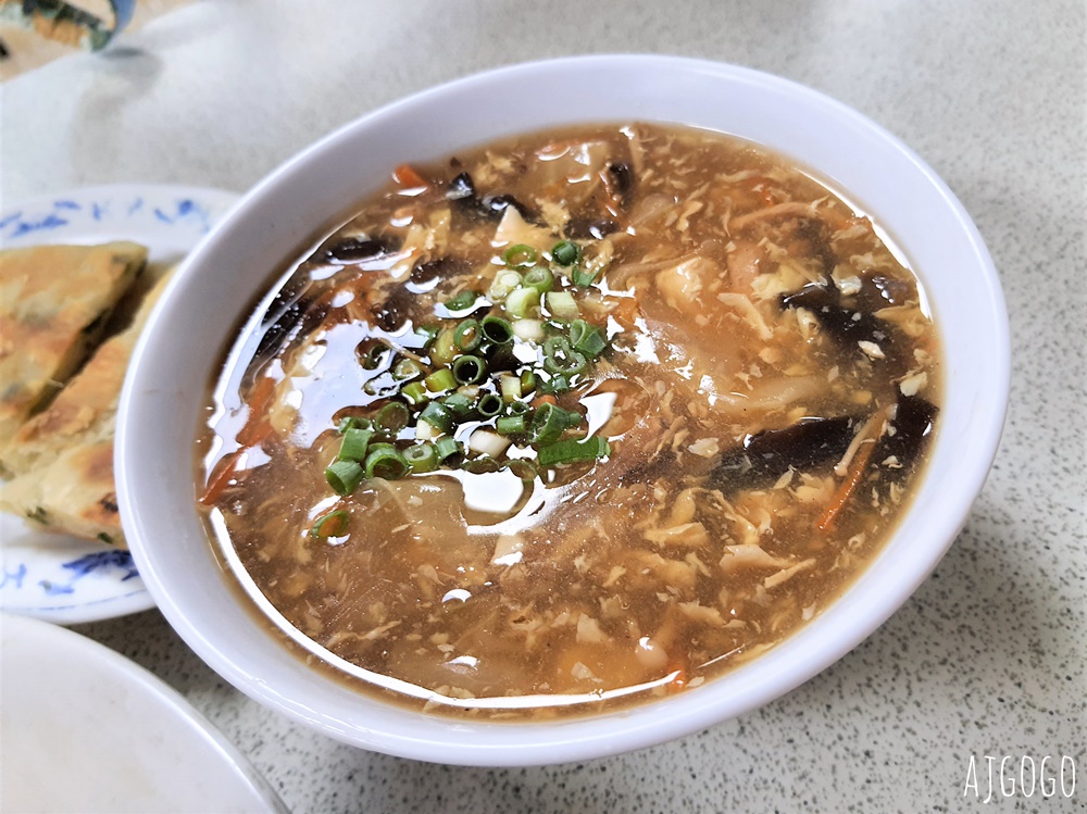 南投美食 梅園餡餅粥 中興新村人氣餐廳 小菜、豬肉蒸餃、酸辣湯好吃