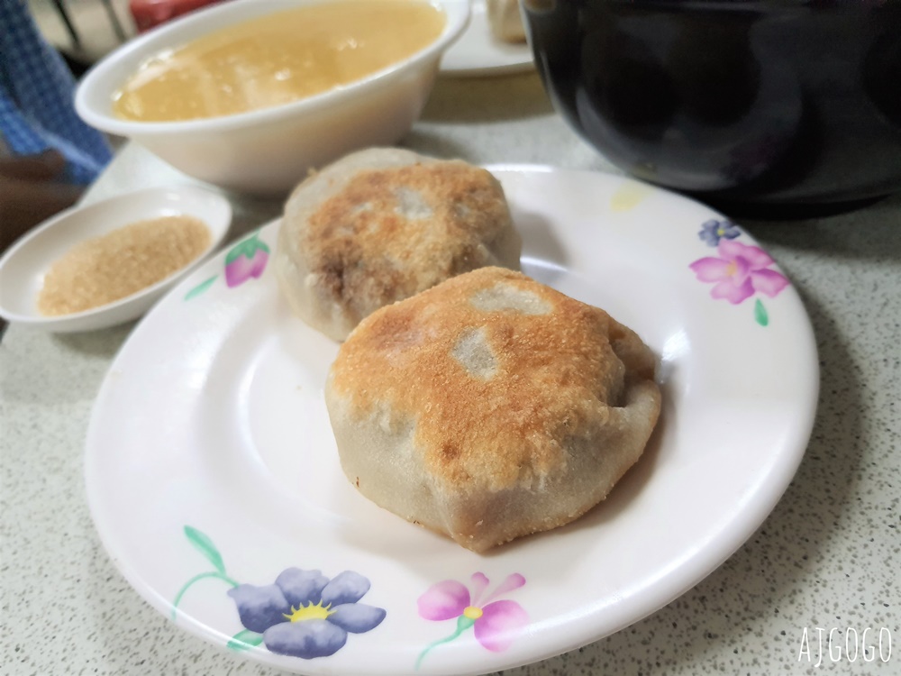 南投美食 梅園餡餅粥 中興新村人氣餐廳 小菜、豬肉蒸餃、酸辣湯好吃