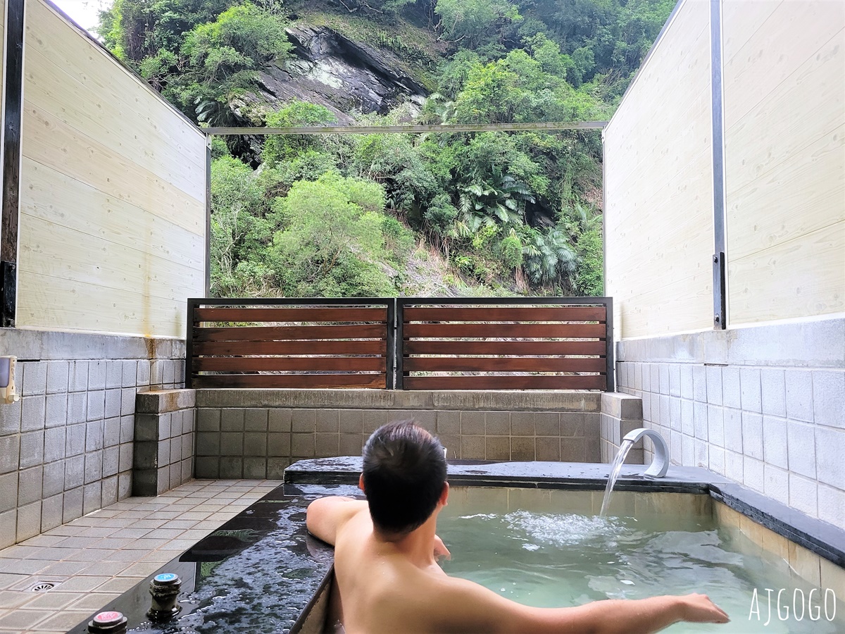 烏來名湯溫泉會館 半露天雙人湯屋 聽桶後溪水聲享受溫泉 有免費停車場、接駁車