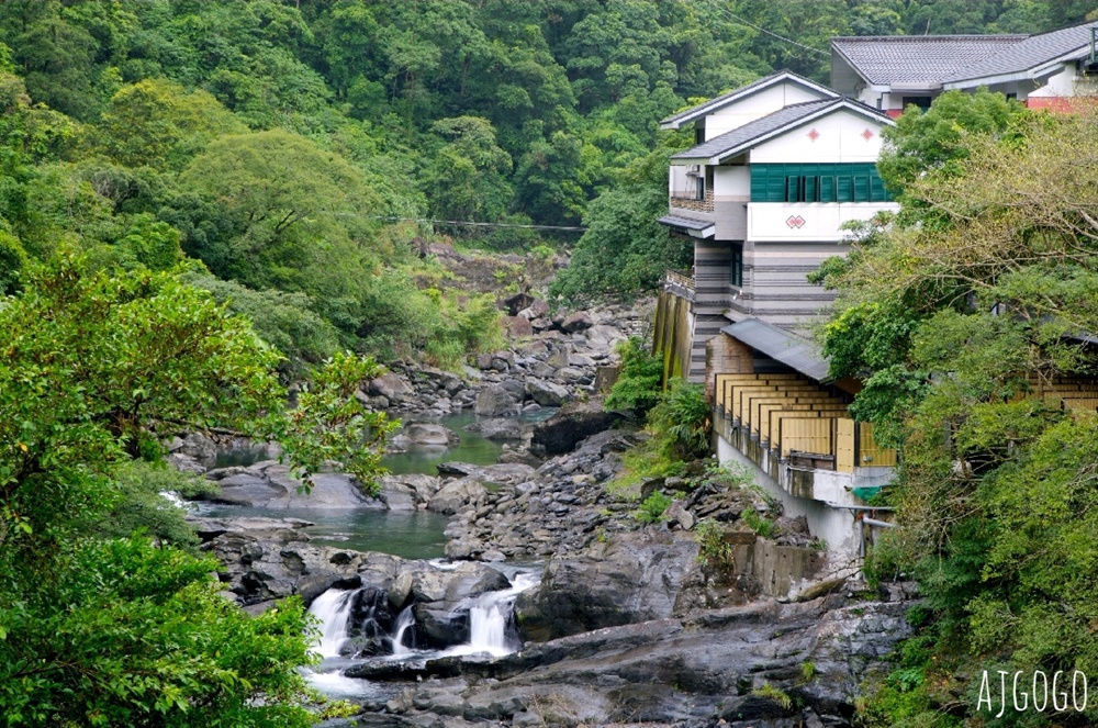 烏來名湯溫泉會館 半露天雙人湯屋 聽桶後溪水聲享受溫泉 有免費停車場、接駁車