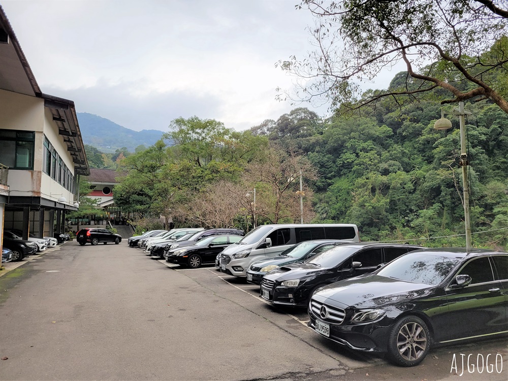 烏來名湯溫泉會館 半露天雙人湯屋 聽桶後溪水聲享受溫泉 有免費停車場、接駁車