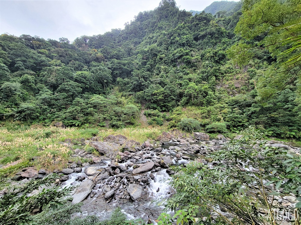 烏來名湯溫泉會館 半露天雙人湯屋 聽桶後溪水聲享受溫泉 有免費停車場、接駁車