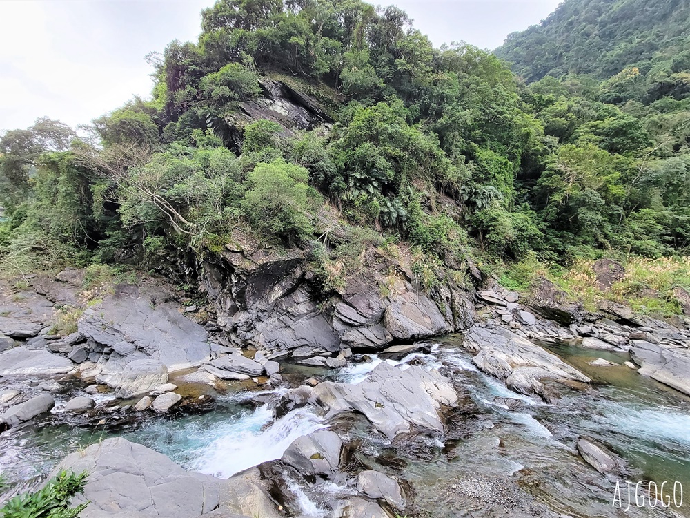 烏來名湯溫泉會館 半露天雙人湯屋 聽桶後溪水聲享受溫泉 有免費停車場、接駁車