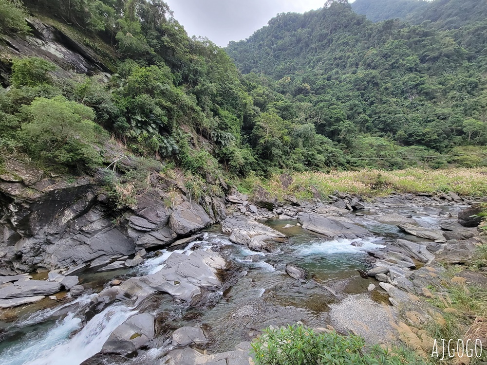 烏來名湯溫泉會館 半露天雙人湯屋 聽桶後溪水聲享受溫泉 有免費停車場、接駁車