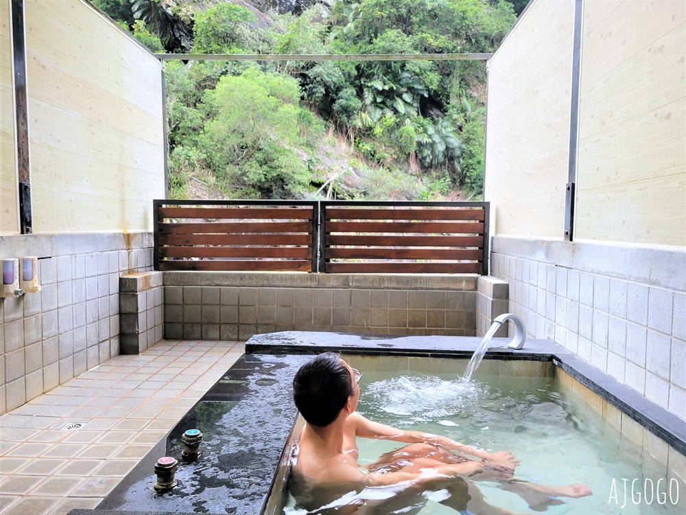 烏來名湯溫泉會館 半露天雙人湯屋 聽桶後溪水聲享受溫泉 有免費停車場、接駁車