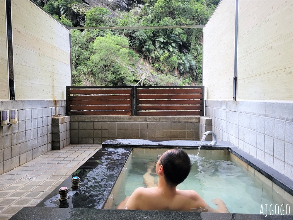 烏來名湯溫泉會館 半露天雙人湯屋 聽桶後溪水聲享受溫泉 有免費停車場、接駁車