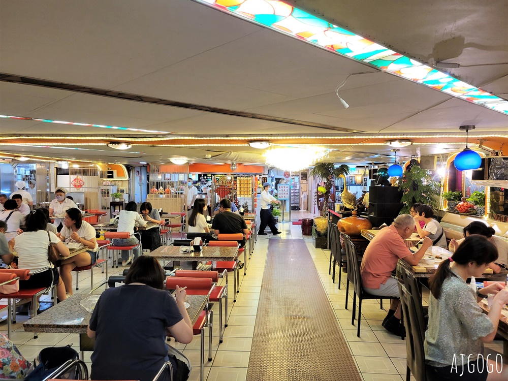 東一排骨總店 西門町復古舞廳裝潢餐廳 賣好吃的古早味排骨飯