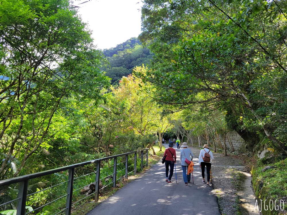 滿月圓國家森林遊樂區 好走的親子森林步道 沿著溪谷找大瀑布 便宜門票