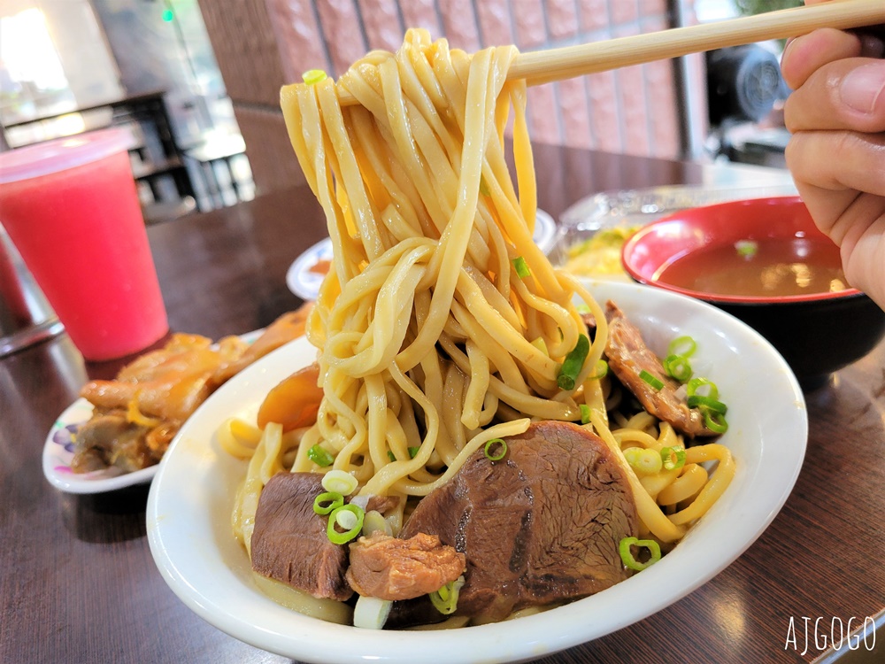 港園牛肉麵 高雄鹽埕老店 豬腳、牛筋好吃