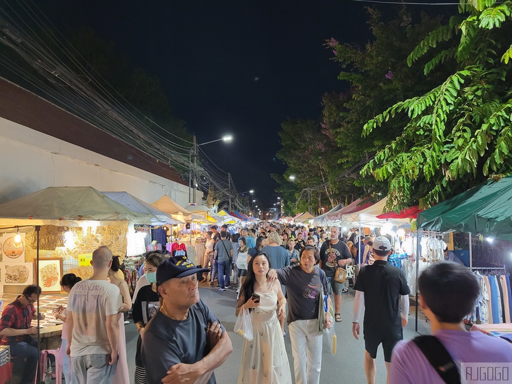 清邁周日夜市 古城限定夜市 到古廟裡吃美食