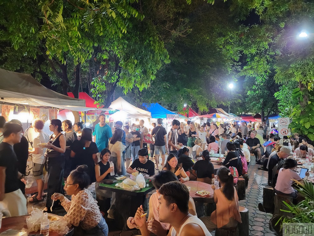 清邁周日夜市 古城限定夜市 到古廟裡吃美食