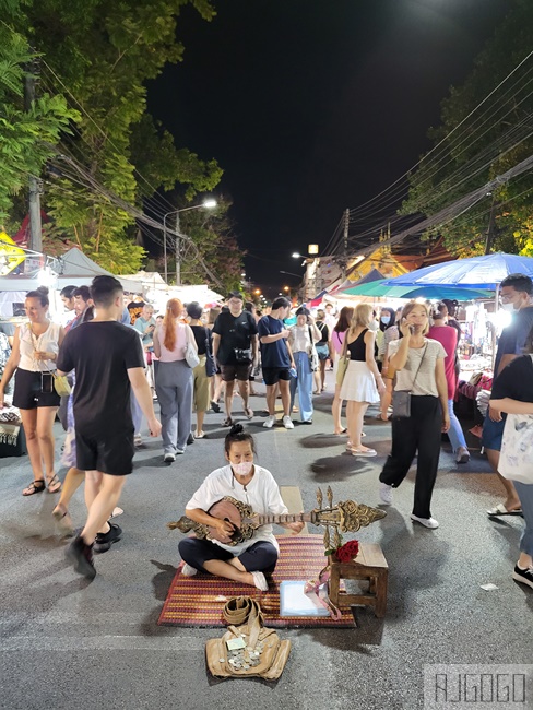 清邁周日夜市 古城限定夜市 到古廟裡吃美食