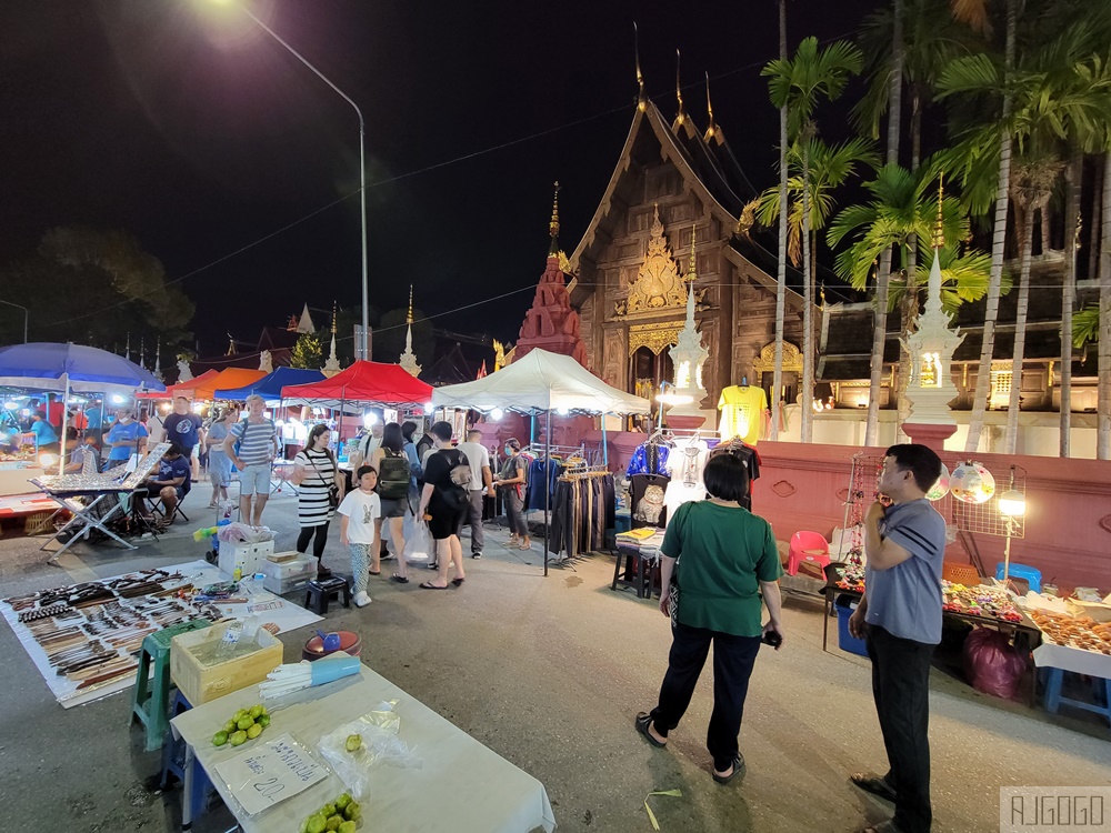 清邁周日夜市 古城限定夜市 到古廟裡吃美食