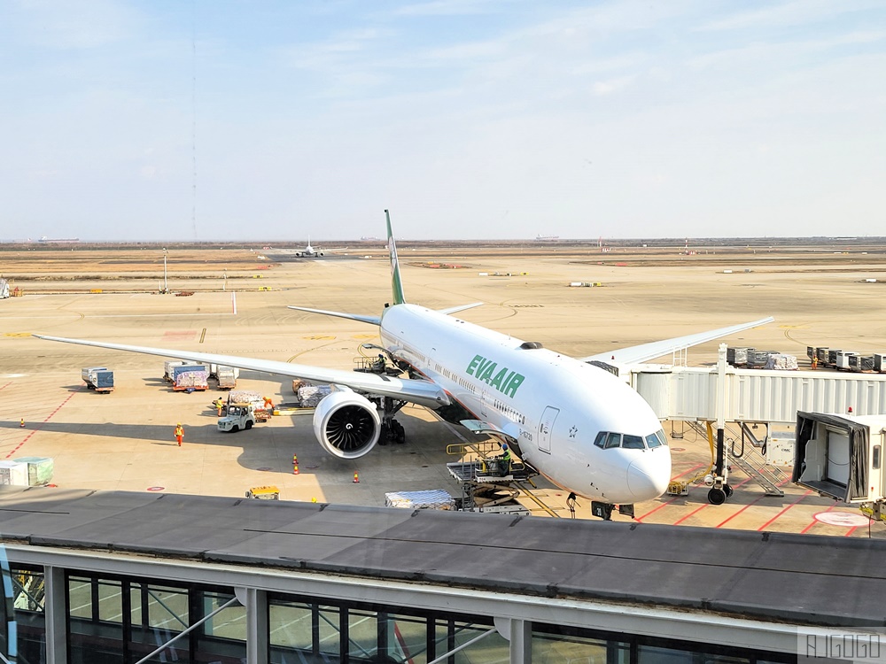 長榮航空 上海浦東-台北桃園 開箱777-300ER 經濟艙飛機餐 BR711