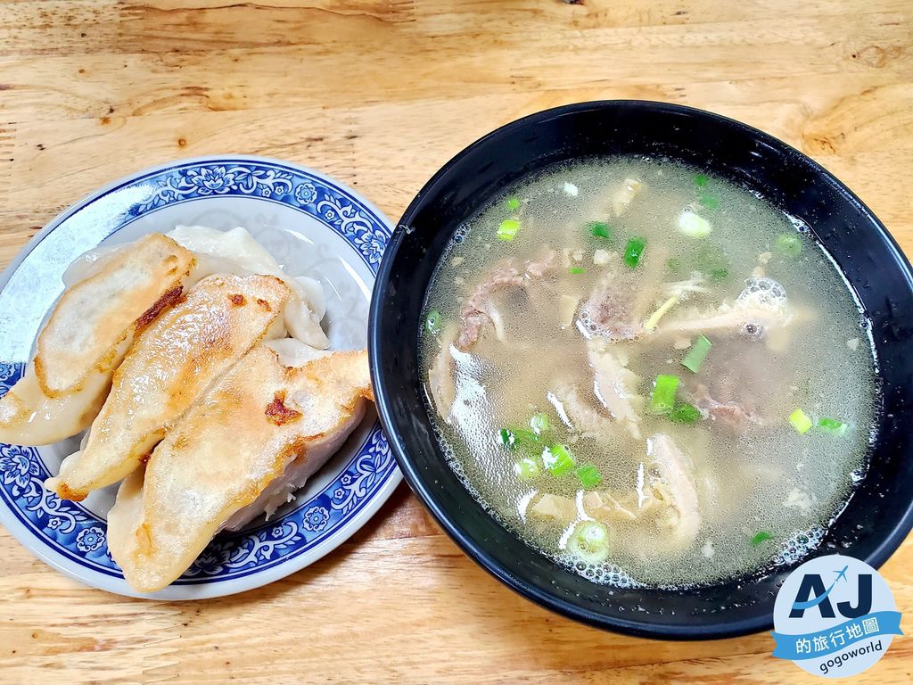 （澎湖文康街美食）北新橋牛雜湯 在地人推薦必吃的早餐選項 料多湯香醇 巨大煎餃便宜好吃 菜單與價格參考