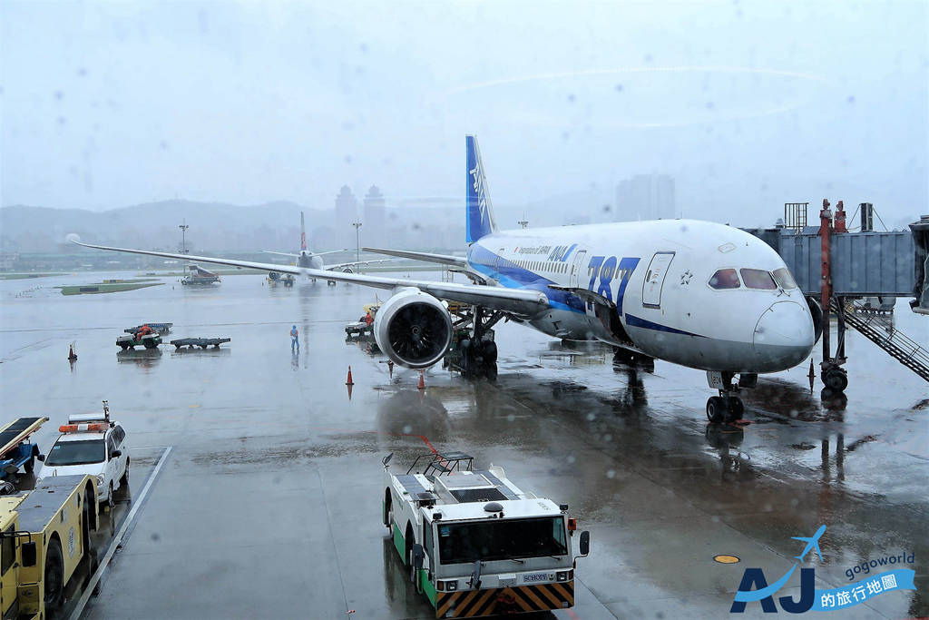 全日空ANA NH852 松山機場TSA > 東京羽田機場HND 787經濟艙、飛機餐、托運行李重量分享 空中免治馬桶超威