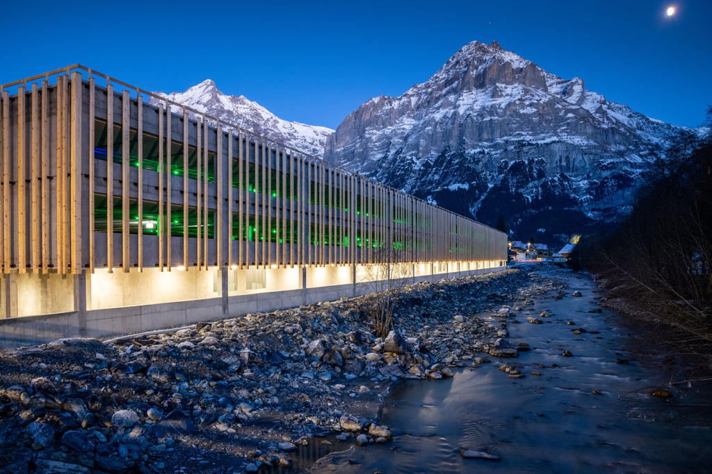 11 Grindelwald-Terminal-Parkhaus-Aussenaufnahme-Maettenberg-Abend.jpg