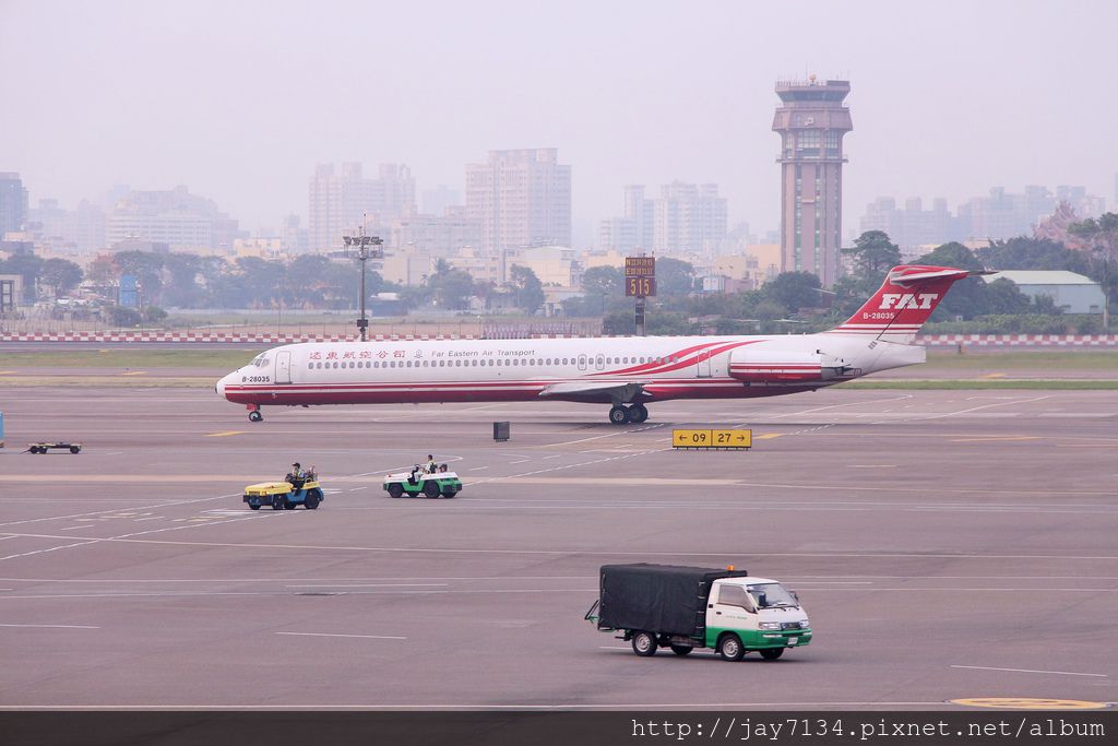 高雄機場觀景台 有冷氣、望遠鏡 周末殺時間的好地方