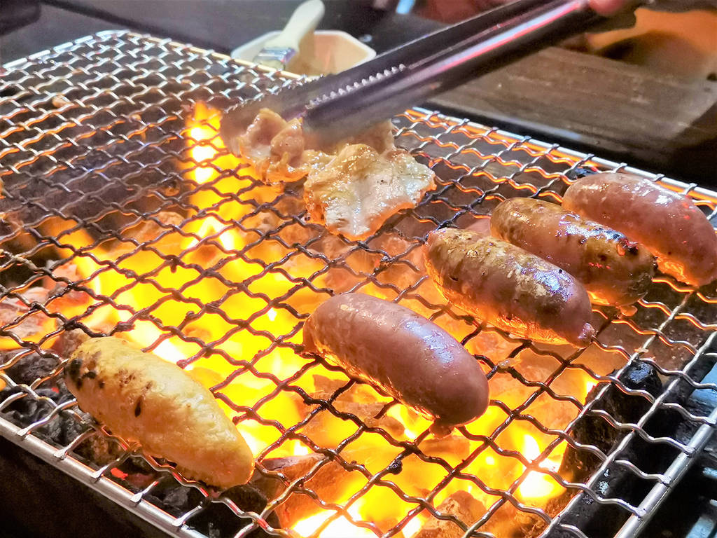 （蘭嶼海景餐廳）有一間燒烤 椰油總店 BBQ燒烤吃到飽 蘭嶼生意最好的烤肉店 可網路訂位