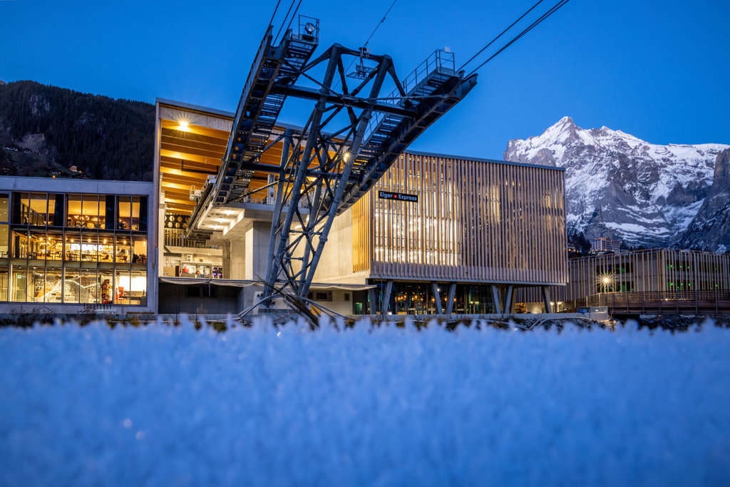 70 Grindelwald-Terminal-Station-Eiger-Express-Aussenaufnahme-Wetterhorn-Abend.jpg