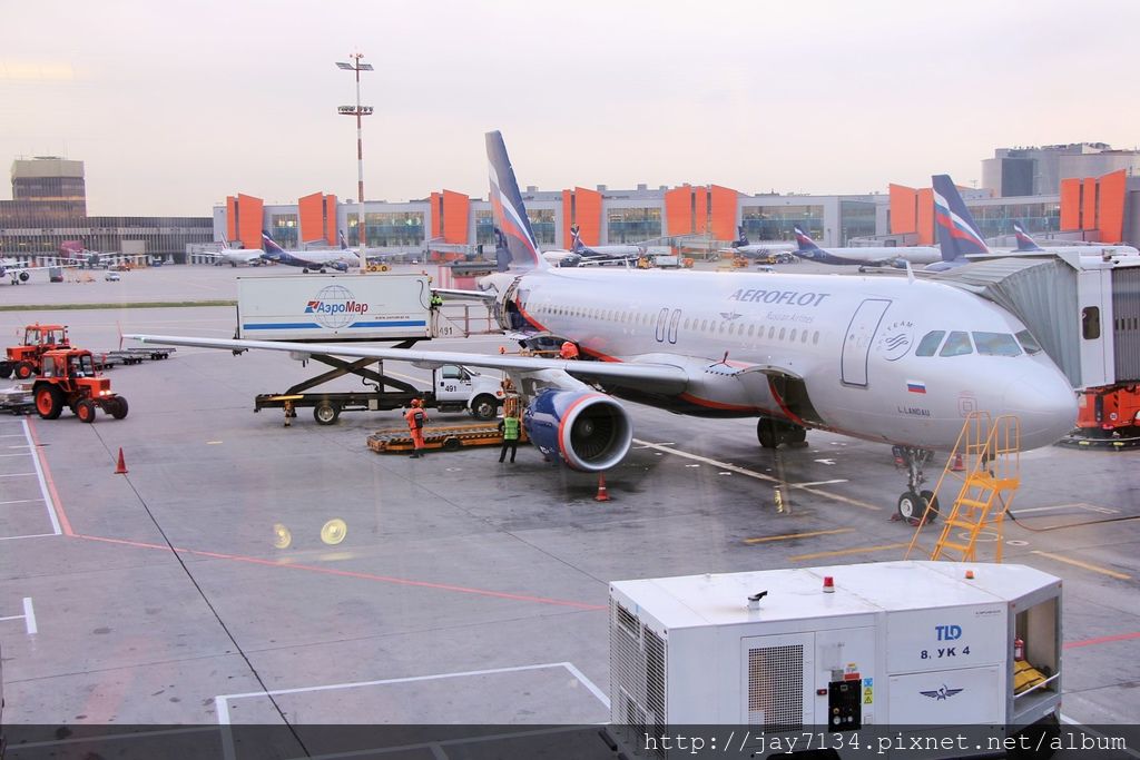 俄羅斯航空 Aeroflot SU2460 莫斯科謝列梅捷沃SVO>巴黎戴高樂CDG 飛行紀錄、飛機餐、戴高樂T2過夜經驗