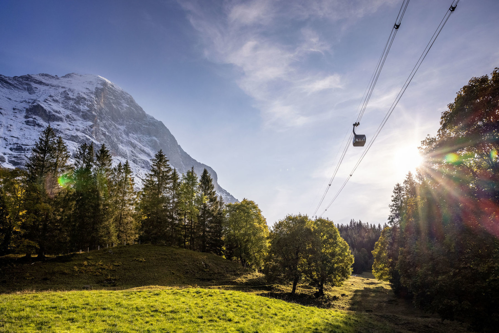 75 Eiger-Express-Grindelwald-Eigernordwand-Weitansicht-Gegenlicht.jpg