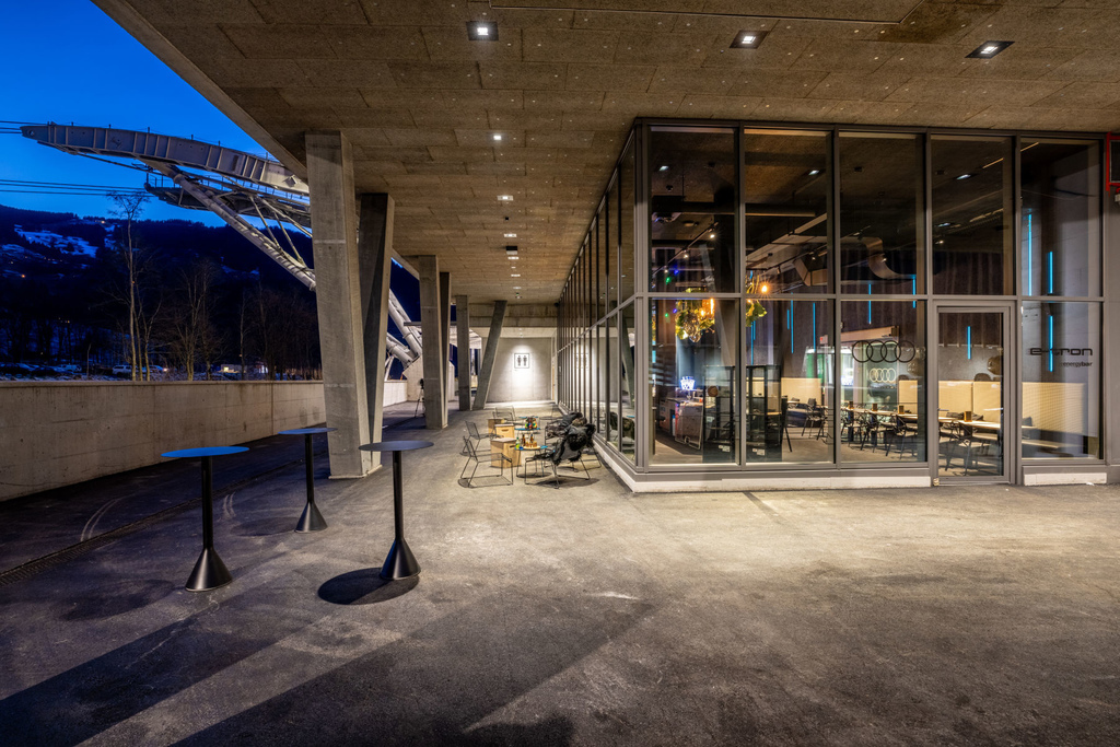 20 Grindelwald-Terminal-e-tron-energybar-Aussenaufnahme-Abend.jpg